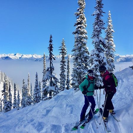 Kicking Horse Canyon Guest House Голдън Екстериор снимка