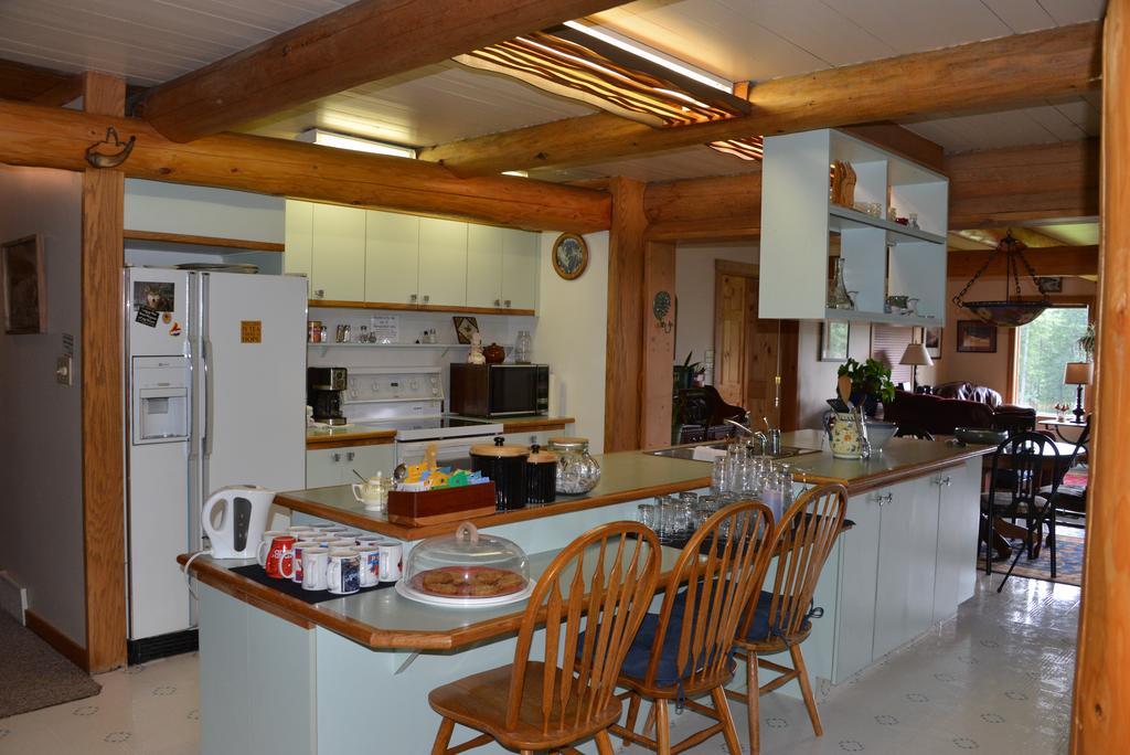 Kicking Horse Canyon Guest House Голдън Екстериор снимка