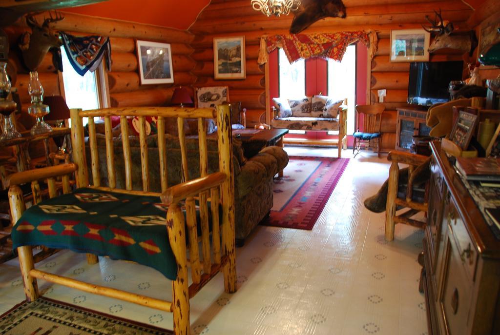 Kicking Horse Canyon Guest House Голдън Екстериор снимка