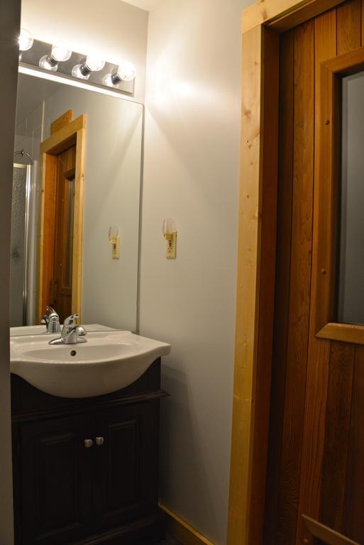 Kicking Horse Canyon Guest House Голдън Стая снимка
