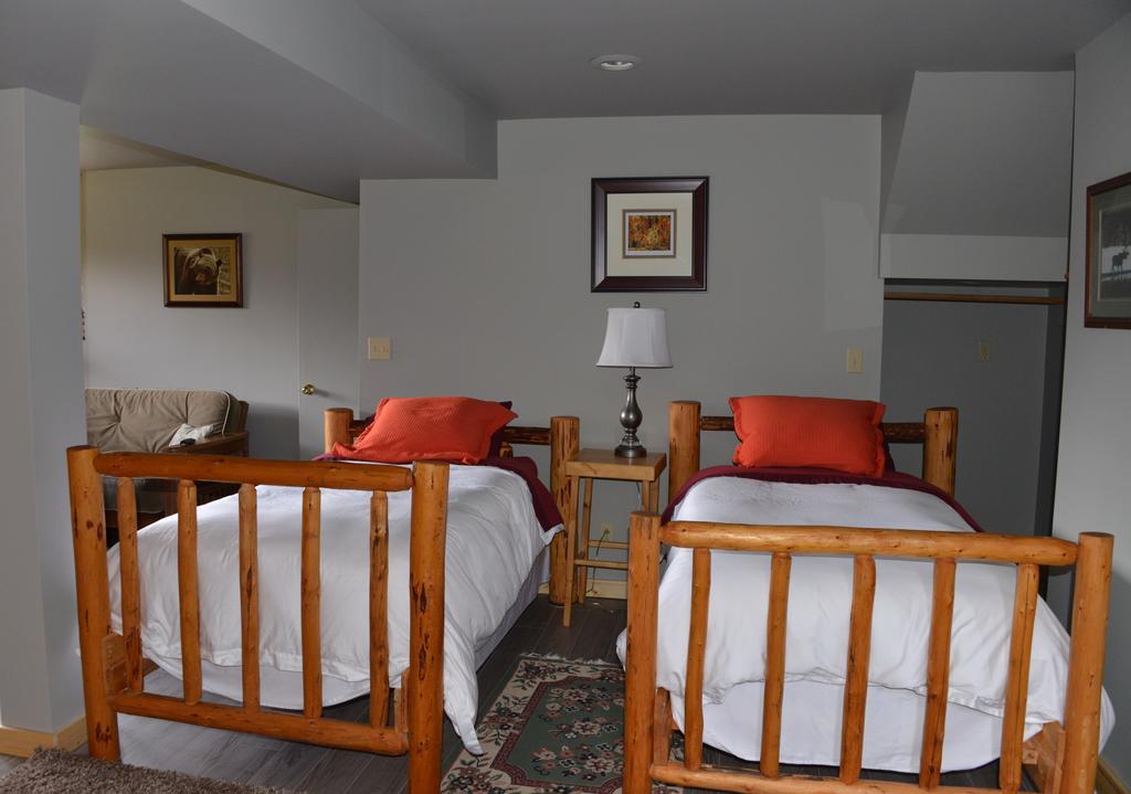 Kicking Horse Canyon Guest House Голдън Стая снимка