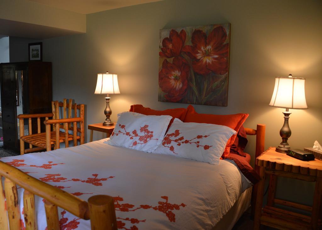 Kicking Horse Canyon Guest House Голдън Стая снимка