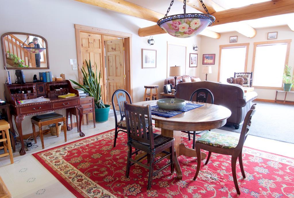 Kicking Horse Canyon Guest House Голдън Екстериор снимка