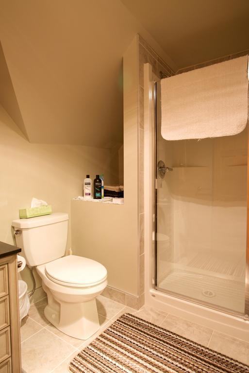 Kicking Horse Canyon Guest House Голдън Екстериор снимка