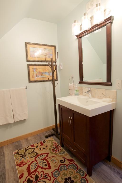 Kicking Horse Canyon Guest House Голдън Екстериор снимка