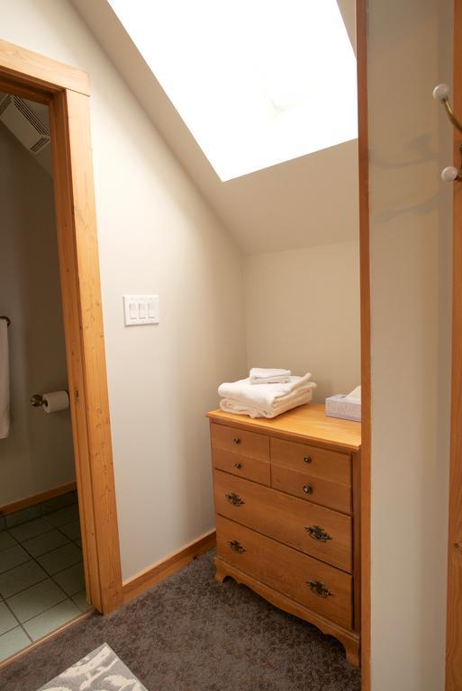 Kicking Horse Canyon Guest House Голдън Екстериор снимка