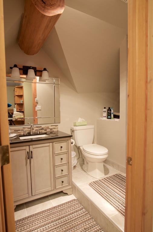 Kicking Horse Canyon Guest House Голдън Екстериор снимка