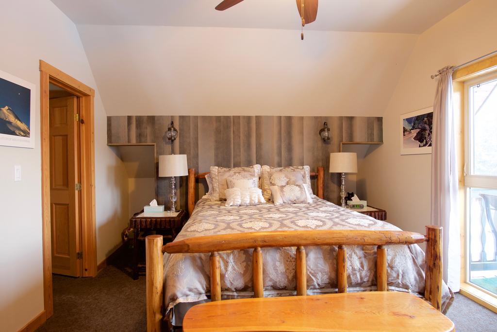 Kicking Horse Canyon Guest House Голдън Екстериор снимка