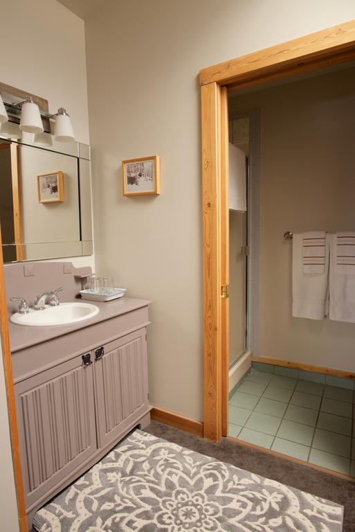 Kicking Horse Canyon Guest House Голдън Екстериор снимка
