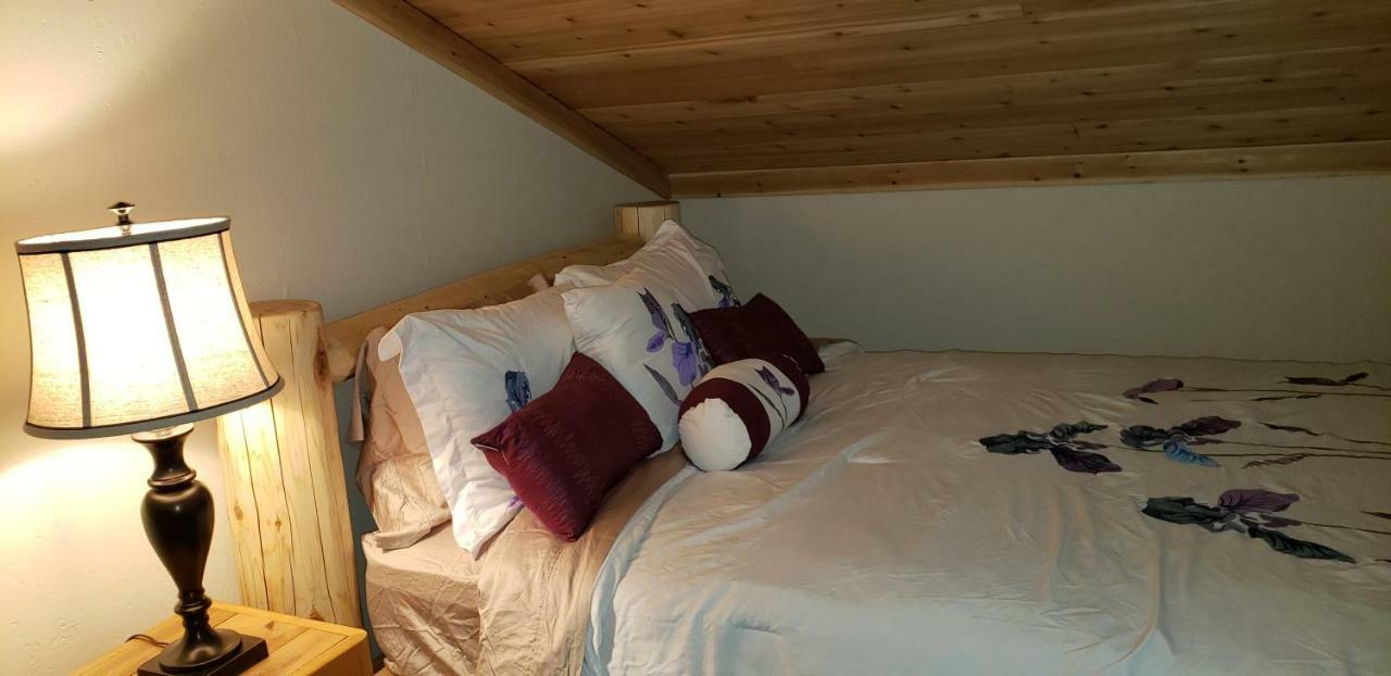 Kicking Horse Canyon Guest House Голдън Екстериор снимка