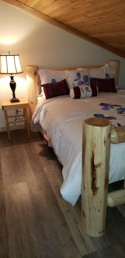 Kicking Horse Canyon Guest House Голдън Екстериор снимка