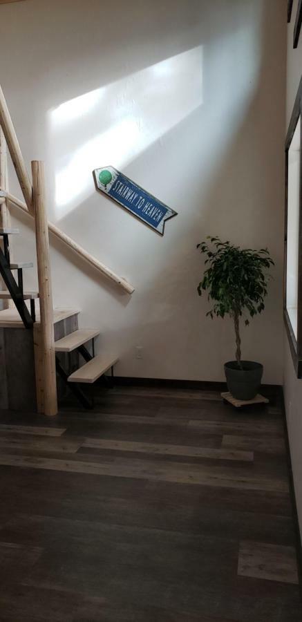 Kicking Horse Canyon Guest House Голдън Екстериор снимка